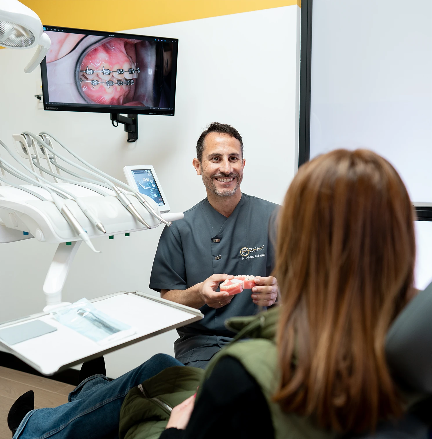 Dr. Alberto Rodríguez, especialista en ortodoncia en Jerez de la Frontera, durante una consulta con paciente en Zenit Odontólogos.
